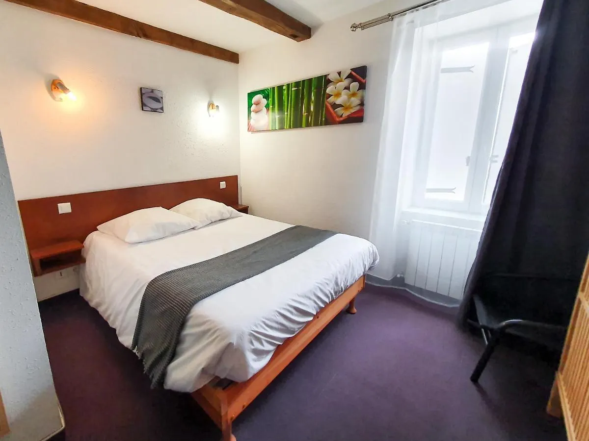 **  Hotel Les Tilleuls De Pareloup A Salles-Curan Francia