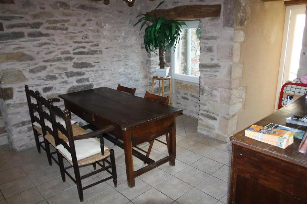 **  Hotel Les Tilleuls De Pareloup A Salles-Curan Francia