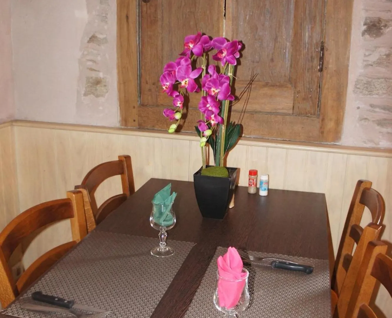 Hotel Les Tilleuls De Pareloup A Salles-Curan