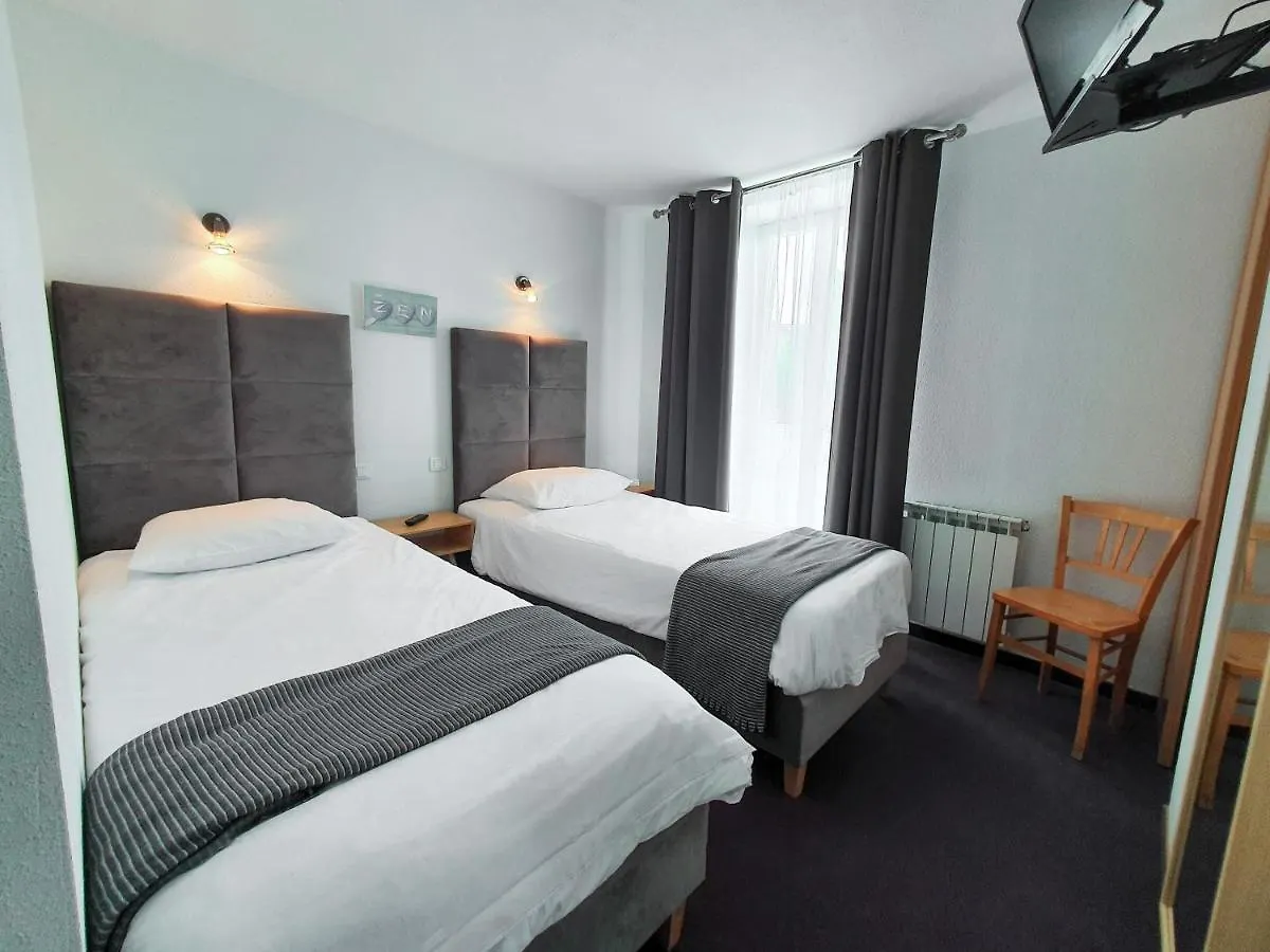 Hôtel Les Tilleuls de Pareloup à Salles-Curan Hotel