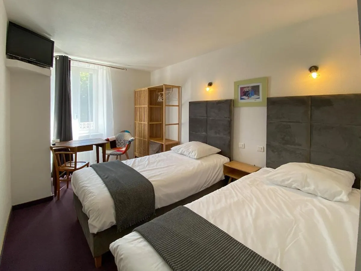 Hôtel Les Tilleuls de Pareloup à Salles-Curan Hotel