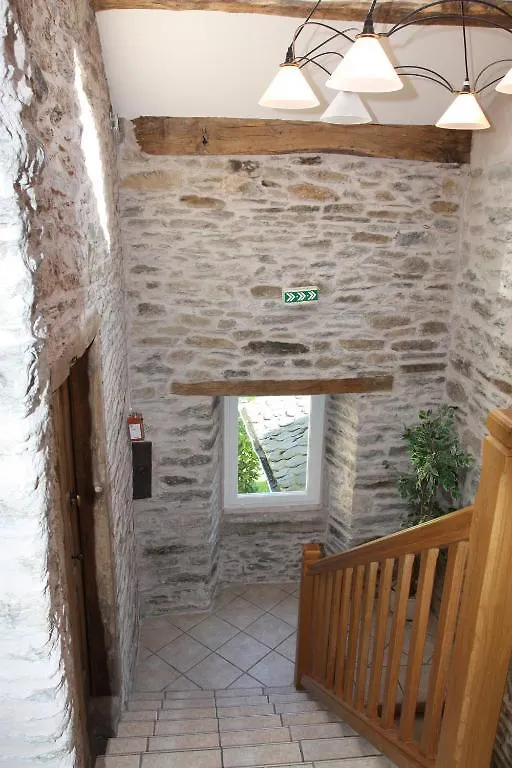 Hôtel Les Tilleuls de Pareloup à Salles-Curan Hotel